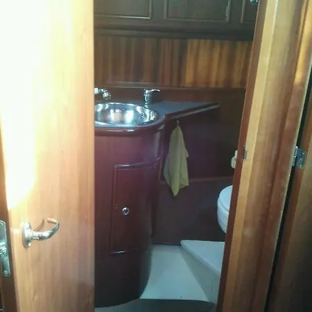 Eolie Sailing Boat Hotel en barco